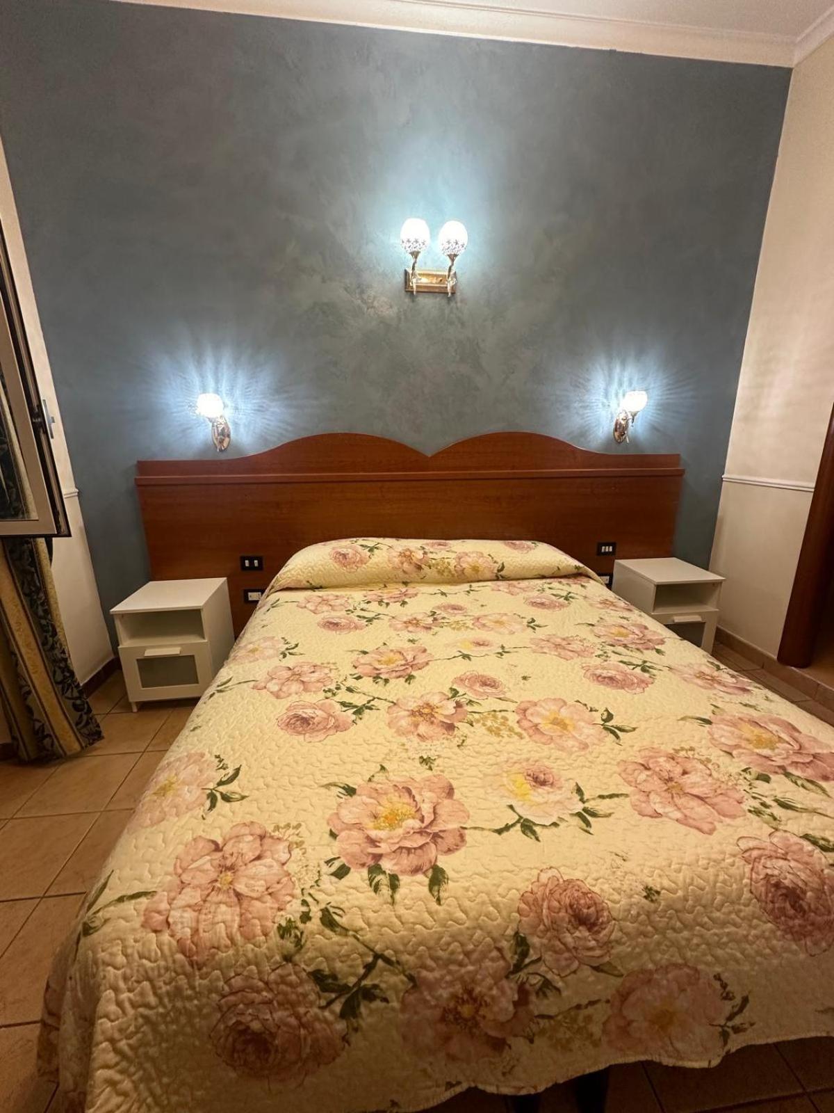 Hotel Near Termini Station à Rome Extérieur photo