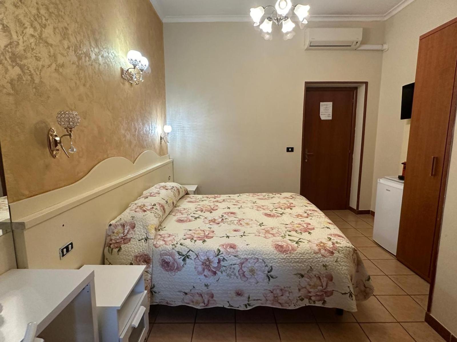 Hotel Near Termini Station à Rome Extérieur photo