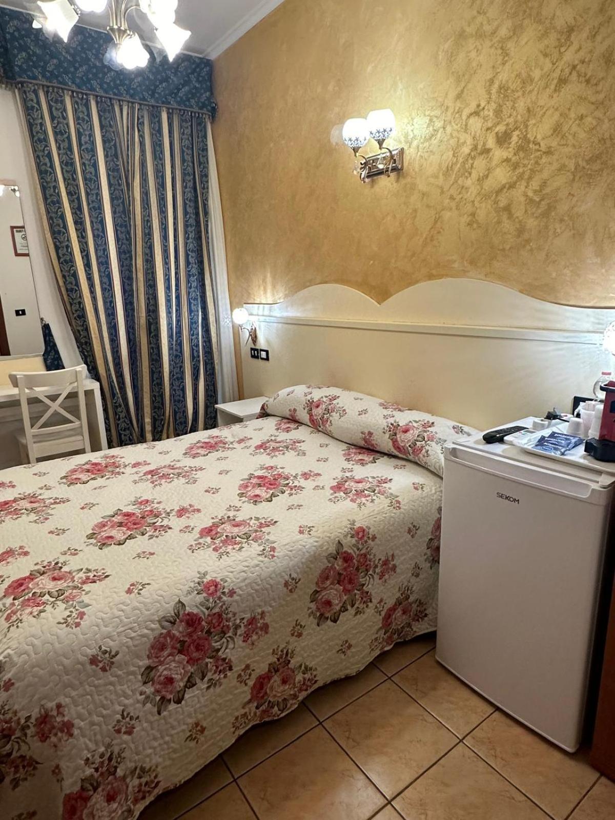 Hotel Near Termini Station à Rome Extérieur photo